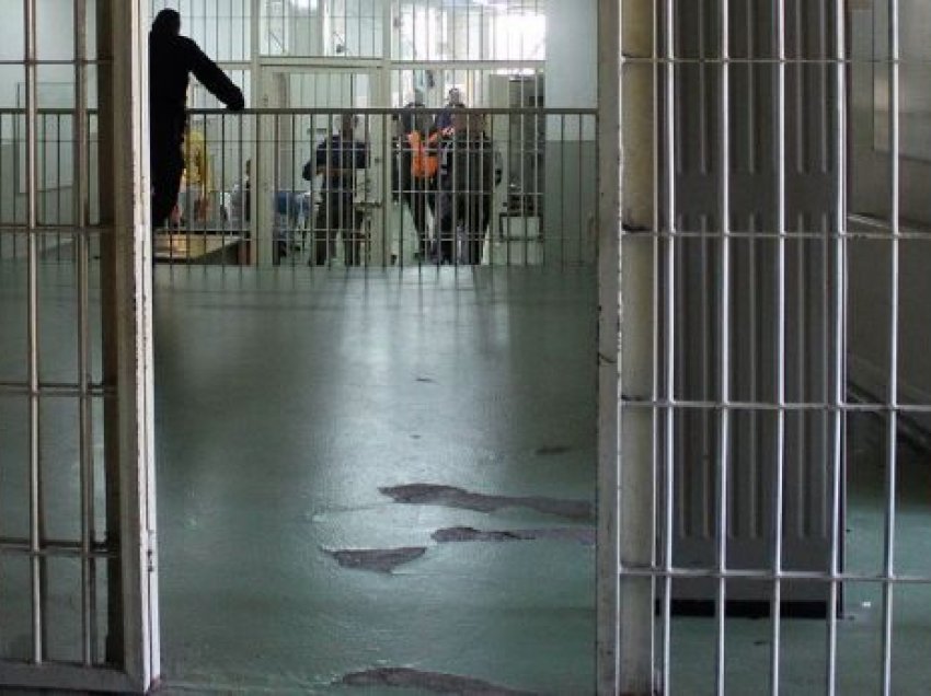 Sulmohet fizikisht një i burgosur në Dubravë