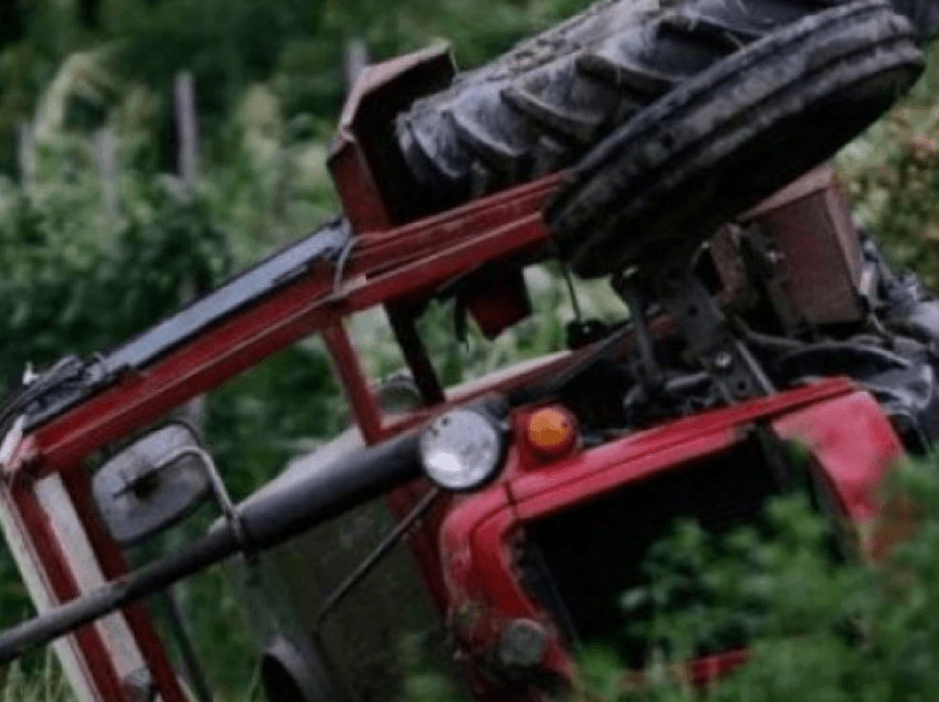 Rrokulliset traktori në Novobërdë, vdes pasagjeri