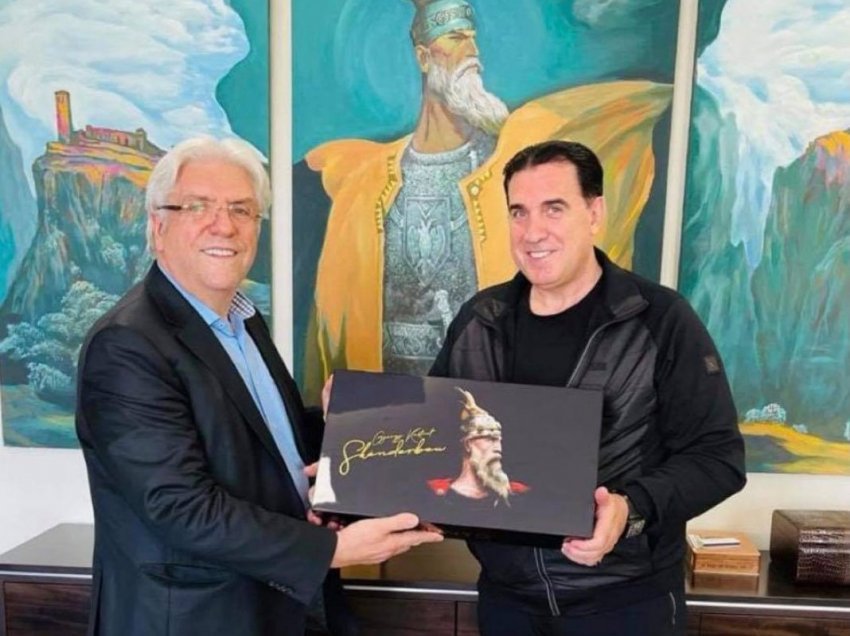 Kampioni i njohur shqiptar në fushën e biznesit Lazim Destani surprizon kampionin e karatesë botërore Enver Idrizin me një dhuratë me Skenderbeun
