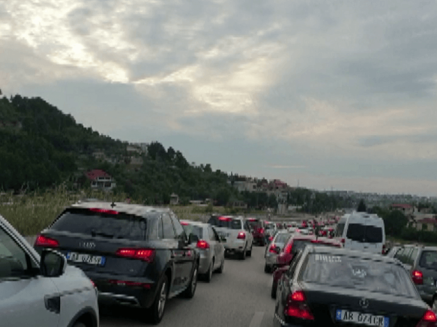 Trafik i rënduar në hyrje të Tiranës, radhë kilometrike dhe orë të tëra në makinë!