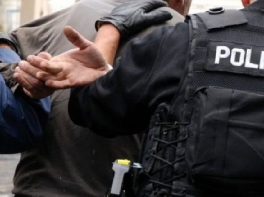 U përleshen pas një aksidenti, policia arreston në Komoran tre shtetas të Shqipërisë