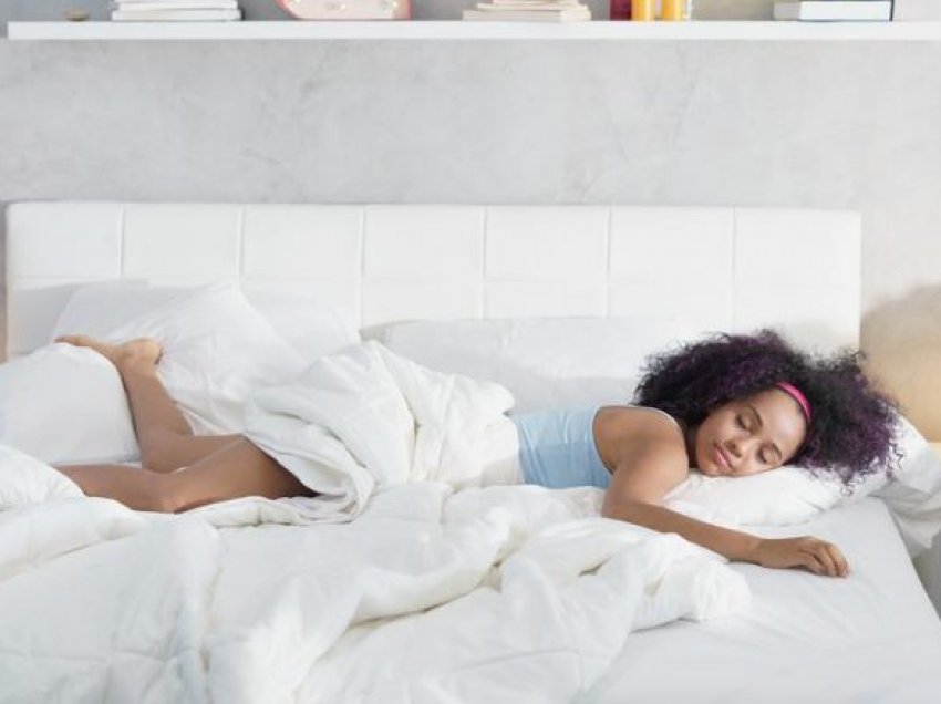 Pse gjumi pa rroba nuk na freskon mjaftueshëm?