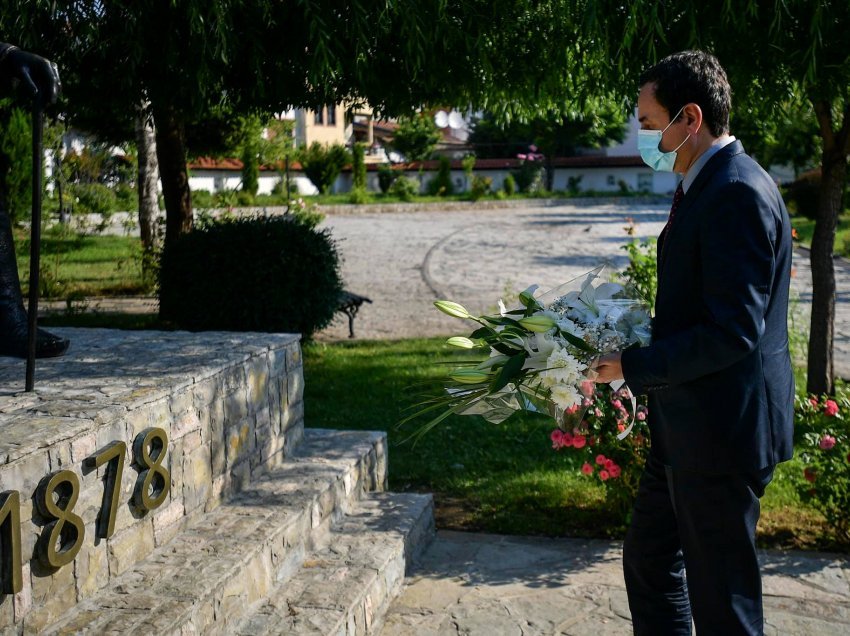 Kurti gati për Samitin e Ballkanit Perëndimor, ndalet në Prizren nderon Lidhjen e veprimtarët e saj