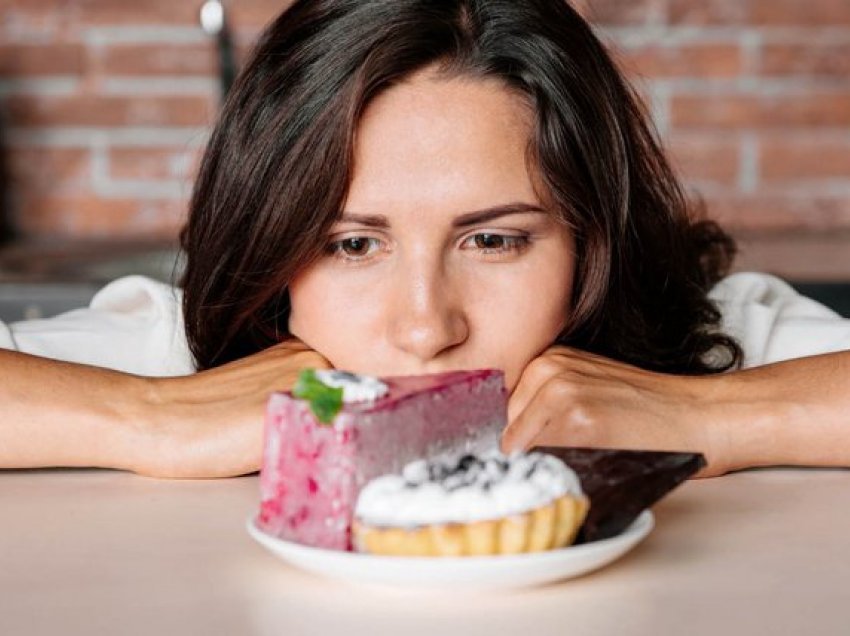 Çfarë po i shkaktoni trupit nëse hani ëmbëlsira pas darkës?