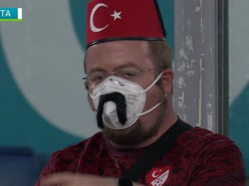 Tifozi turk improvizon një palë mustaqe 