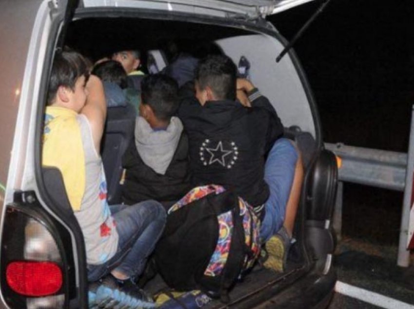 Arrestohet shoferi, zbulohen 20 emigrantë në rrugën Kumanovë- Tabanoc