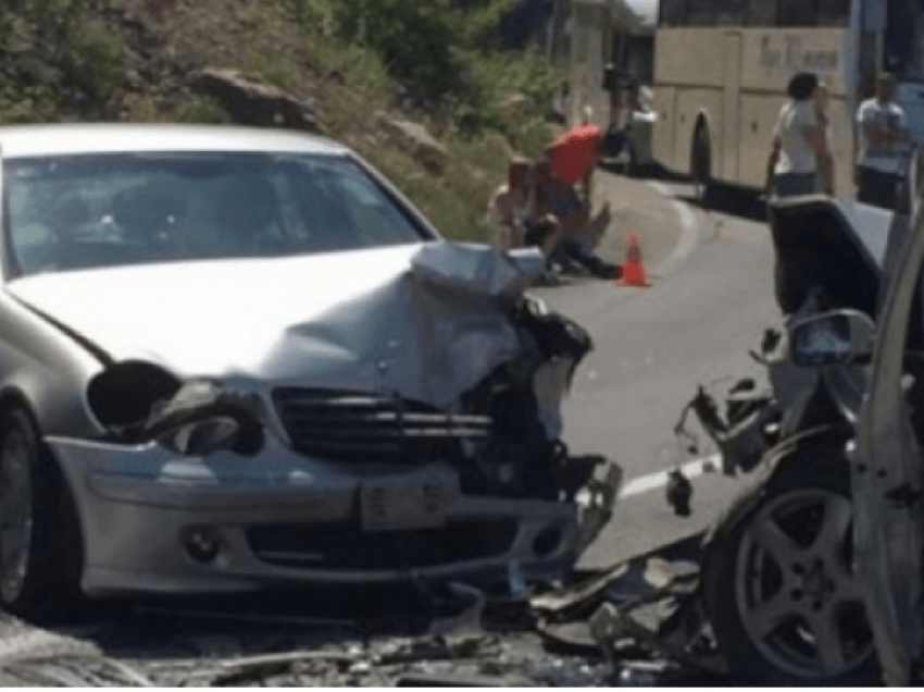 Përplasen automjetet në Krujë, katër persona të lënduar nisen drejt spitalit