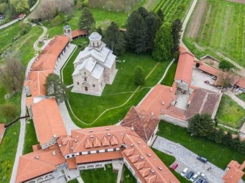 Mediat serbe: KFOR-i ka “provokuar” serbët për Manastirin e Deçanit