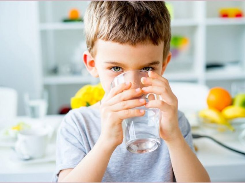 Fëmijët duhet të pinë këtë sasi të ujit brenda ditës