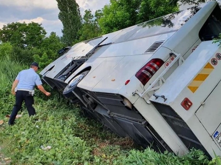 Tre të lënduar nga rrokullisja e autobusit në Kumanovë
