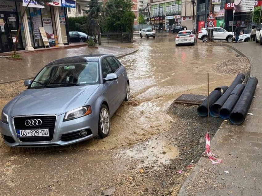 Shiu shkakton kaos në rrugën “Muharrem Fejza”