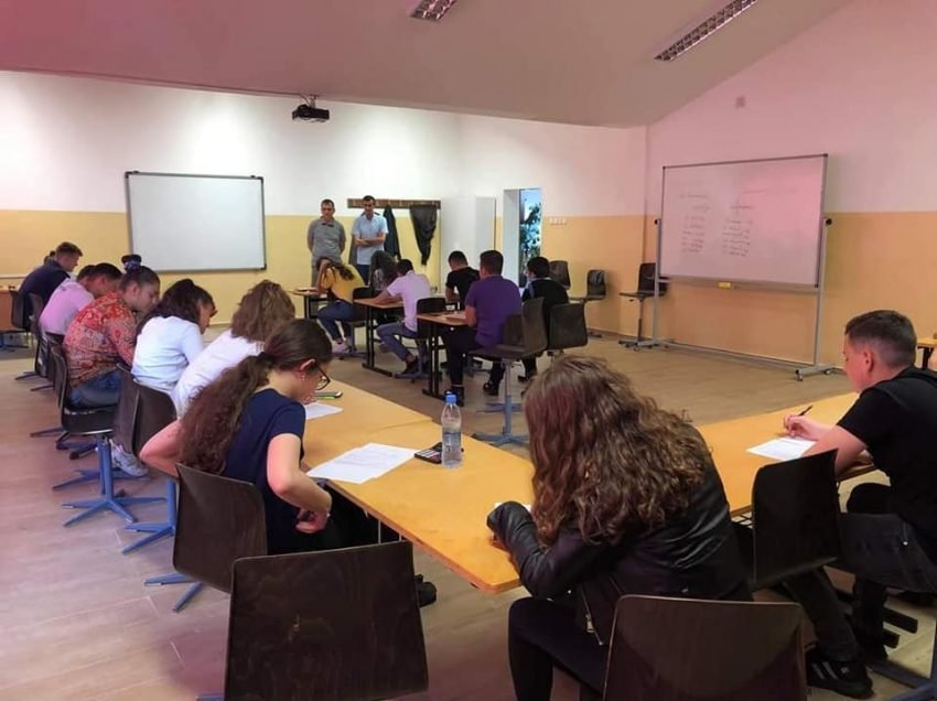 Zhvillohet gara e diturisë në lëndën e Fizikës nga shkollat fillore të komunës së Deçanit