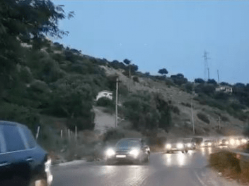 Pushuesit kthehen nga plazhi, trafik i rënduar në rrugën Orikum-Vlorë