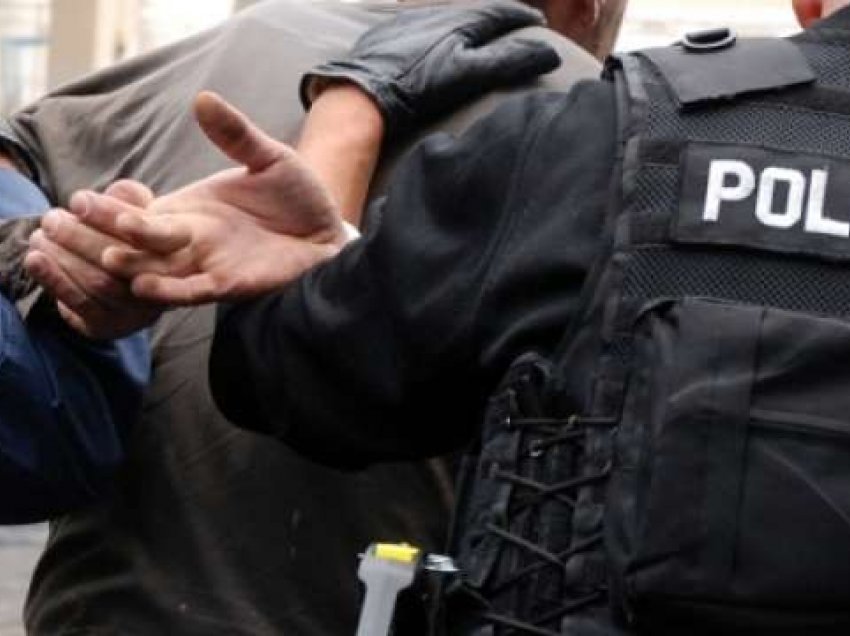 Kapen afro një kilogram marihuanë në Prishtinë, arrestohen dy persona