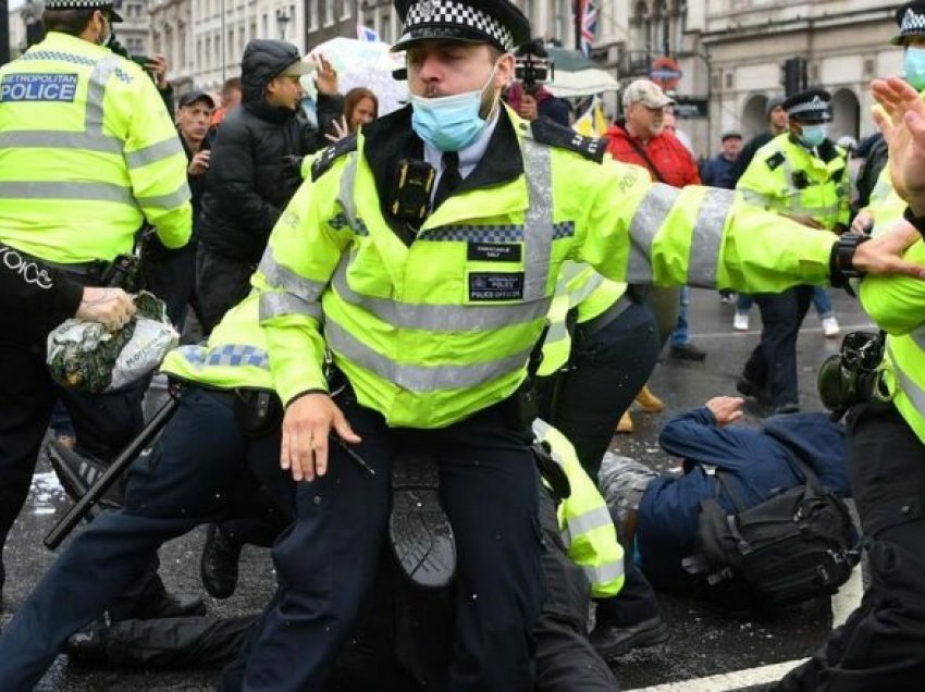 Të nervozuar për shkak të zgjatjes së masave anti-COVID, përleshje mes policisë dhe demonstruesve në Londër  