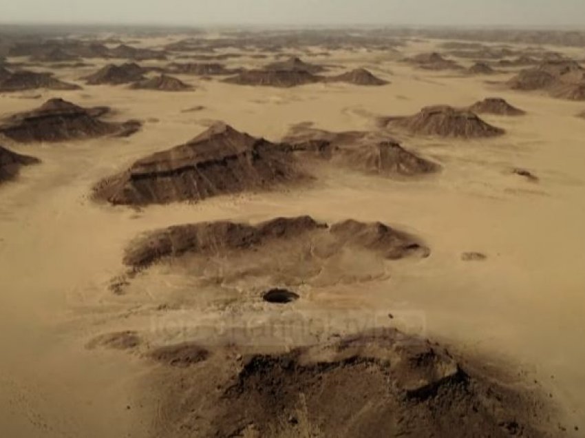 “Pusi i ferrit” në Jemen/ Gropë misterioze në shkretëtirë që nuk i duket fundi!