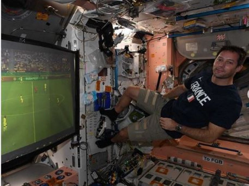 Astronauti publikon pamjet duke e parë ndeshjen në hapësirë...