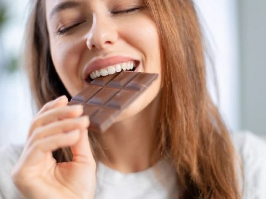 Ngrënia e çokollatës për mëngjes mund të ndikojë në humbjen e peshës