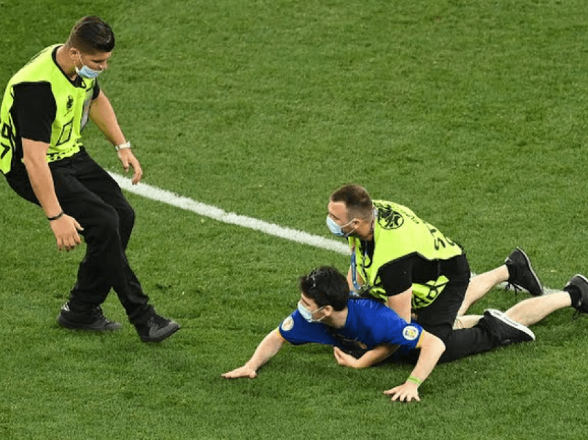Nuk u pa në TV, një tifoz hyri në fushë gjatë ndeshjen Francë – Zvicër