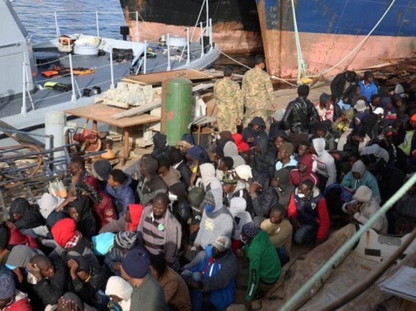 15 të vdekur nga përmbytja e anijes në brigjet e Libisë