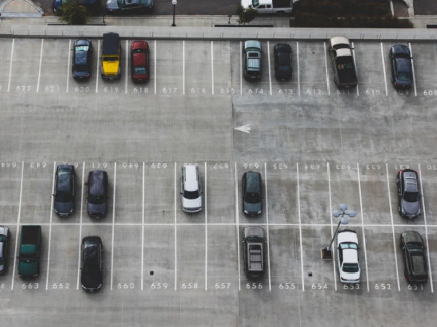 Nga nesër në qendrën e Prishtinës nis aplikimi i çmimores së re për parkimin e veturës