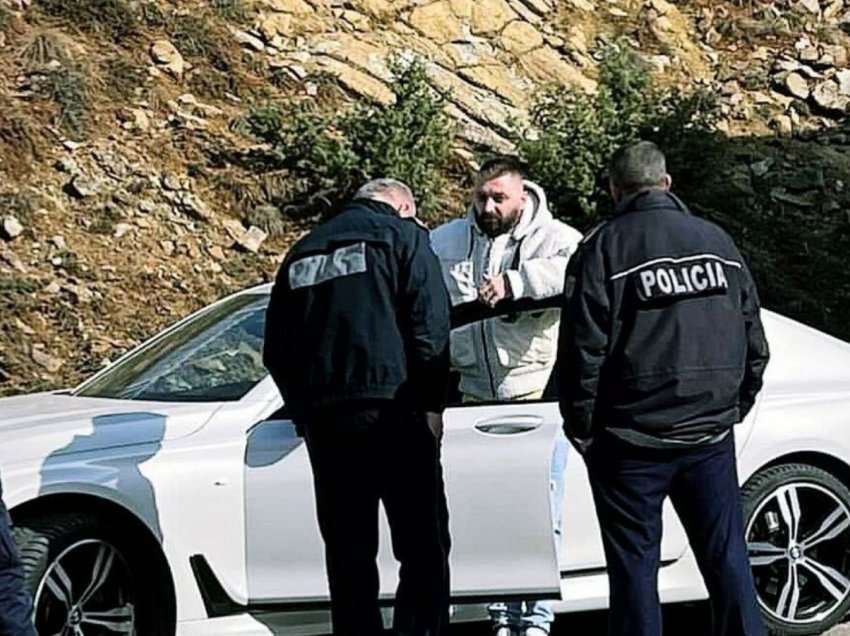 Majk me veturën e tij ndalohet nga Policia e Kosovës