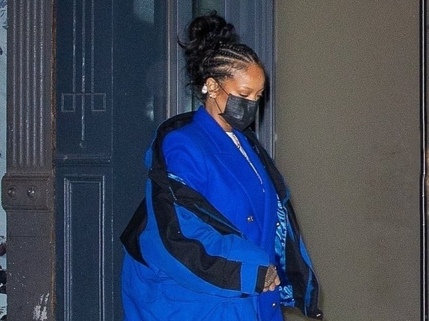 Rihanna shihet me një veshje interesante gjatë shëtitjes në New York