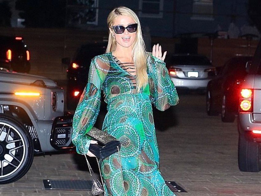 Paris Hilton në darkë me të fejuarin dhe prindërit, kështu zgjedh të vishet