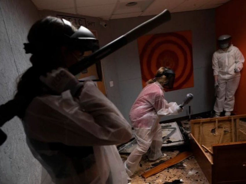 Kaliforni: Në “dhomat e shkatërrimit” klientët çlirojnë stresin e pandemisë