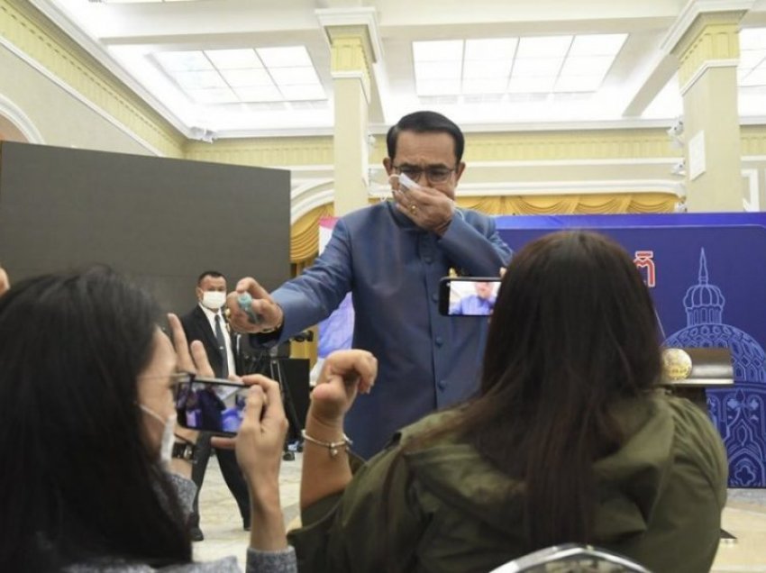 Kryeministri tajlandez spërkat gazetarët me dezinfektues për t’u ikur pyetjeve të vështira