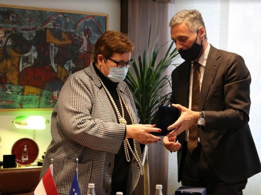 Lumezi priti në takim Ambasadoren e Mbretërisë së Holandës në Kosovë