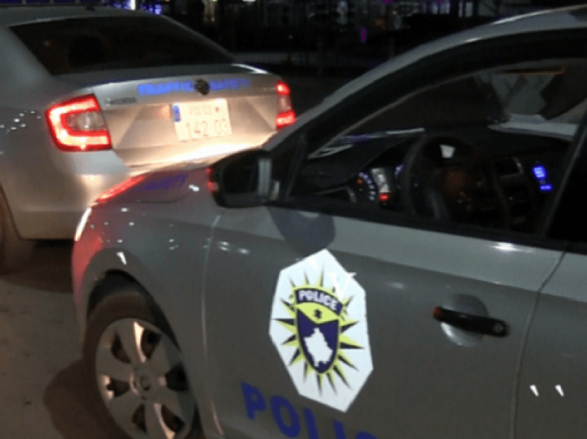 Pejë – policia kontrollon një veturë, konfiskon armatim e substancë narkotike