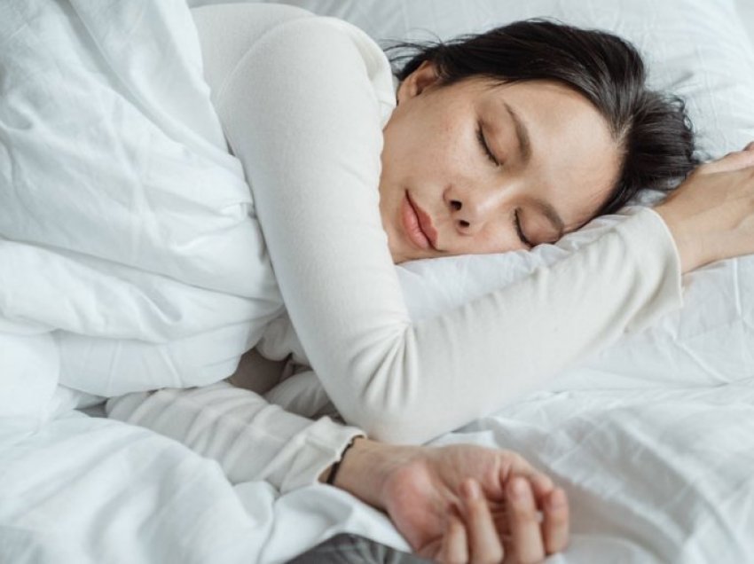 Më pak se shtatë orë gjumë shkakton probleme në organizëm