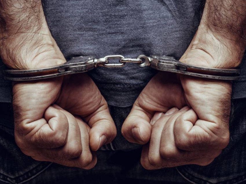 Pa patentë dhe me drogë e armë të ftohta në makinë, arrestohet 34-vjeçari në Lushnje