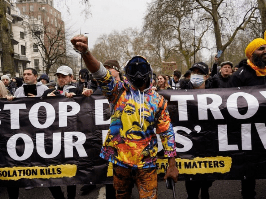 Trazira në Londër, mijëra persona në shesh kundër masave anti-Covid
