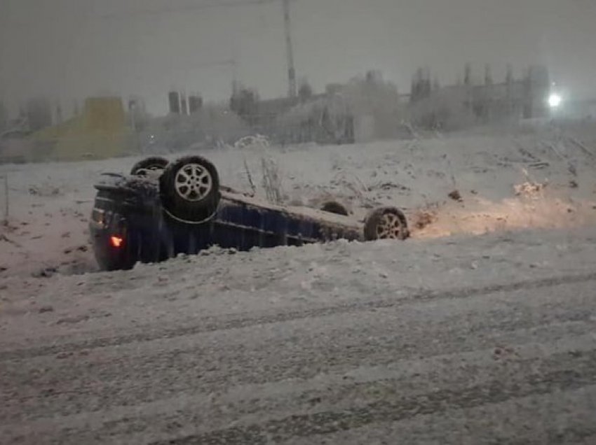 Kaos në rrugët e Kosovës nga bora, ja si u rrokullisen këto vetura