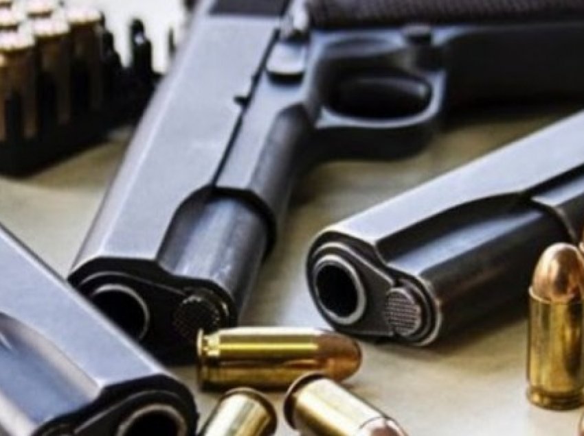 Franca aprovon ligjin që lejon policët të mbajnë armë edhe jashtë detyrës