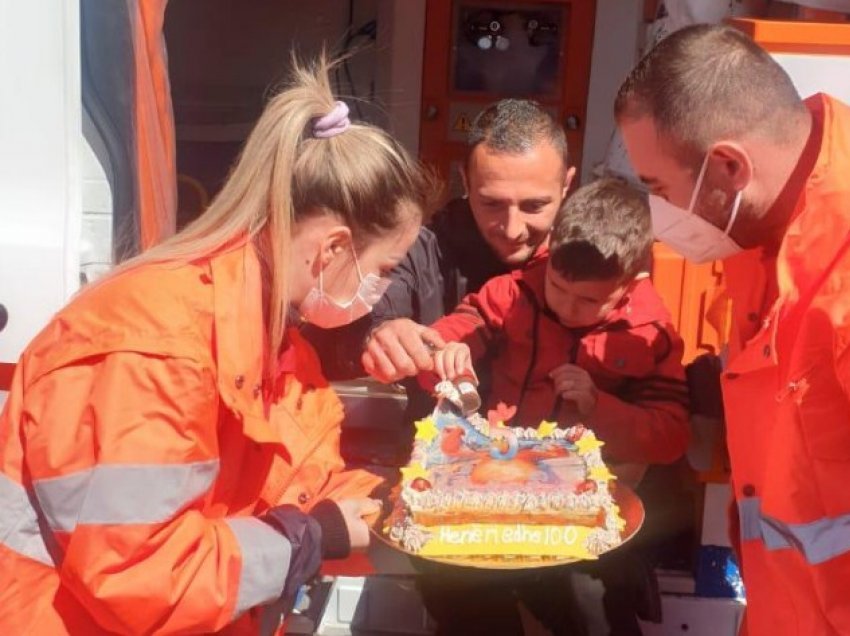Jo vetëm heronj në punë, punonjësit e ambulancës në Fier surprizojnë 5-vjeçarin për ditëlindje