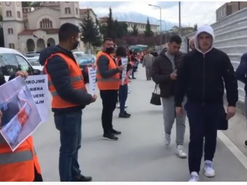 Të rinjtë e FRPD protestë në Berat: Kërkojmë barriera kufizuese për kalim, jeta vlen më tepër se 3.5 mln euro parkim