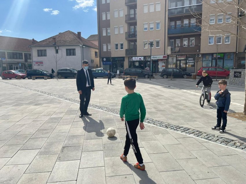 Kryetari i Vushtrrisë gjatë pauzës luan futboll me fëmijë