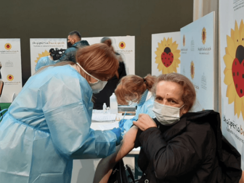 Rreth 300 punonjës shëndetësor të Kosovës kanë marrë vaksinat antiCOVID në Shqipëri