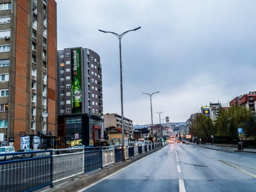 Rritja e shpejt e rasteve me Covid/ Nga e hëna mjekët në Prishtinë do të punojnë 12 orë