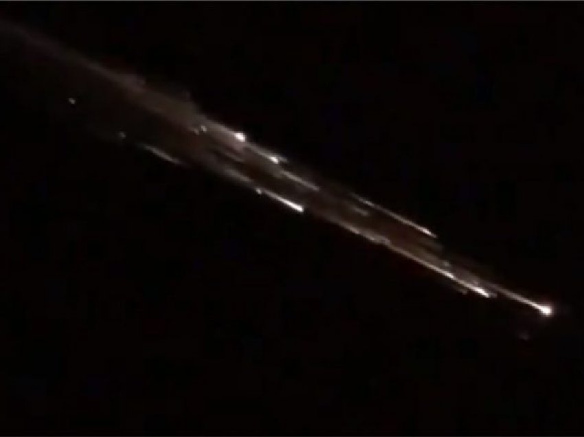 Shi objektesh ndriçuese në qiell mbi Oregon, habiten qytetarët – ekspertët thonë se bëhet fjalë për djegie të copave të raketave të Space X