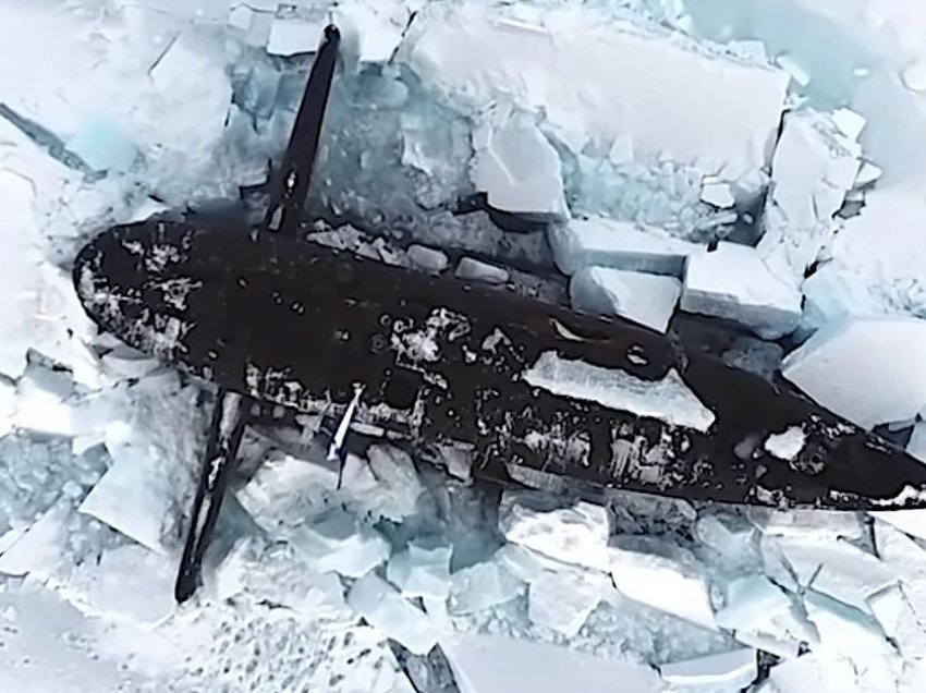 Pamje të rralla të tre nëndetëseve bërthamore ruse dalin njëkohësisht në sipërfaqe duke thyer akujt Arktikë