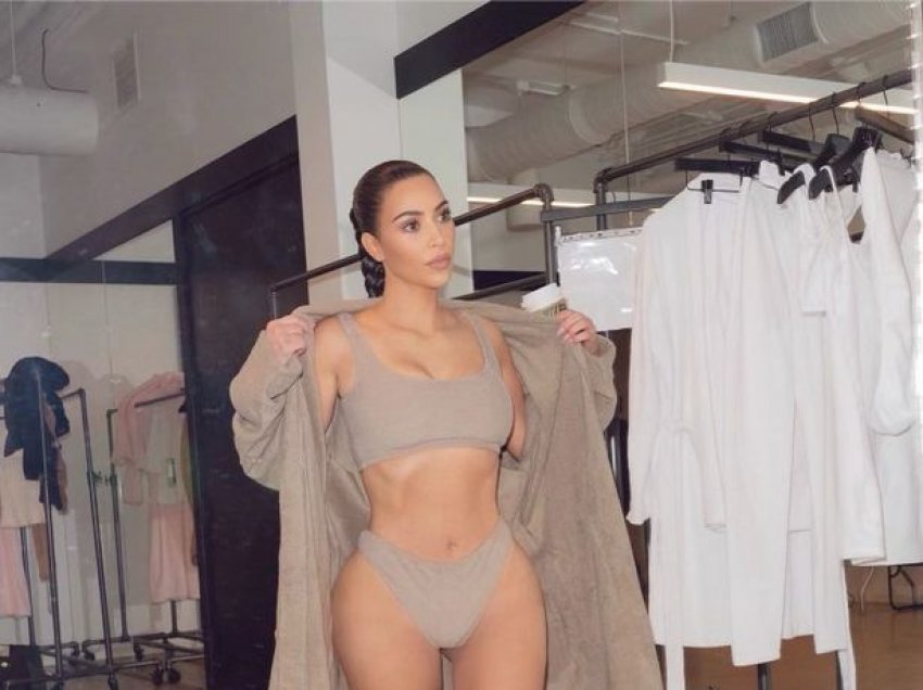 Kim Kardashian shfaqet me të brendshme, pasi Kanye deklaroi se divorci mes tyre nuk do të ndodhë