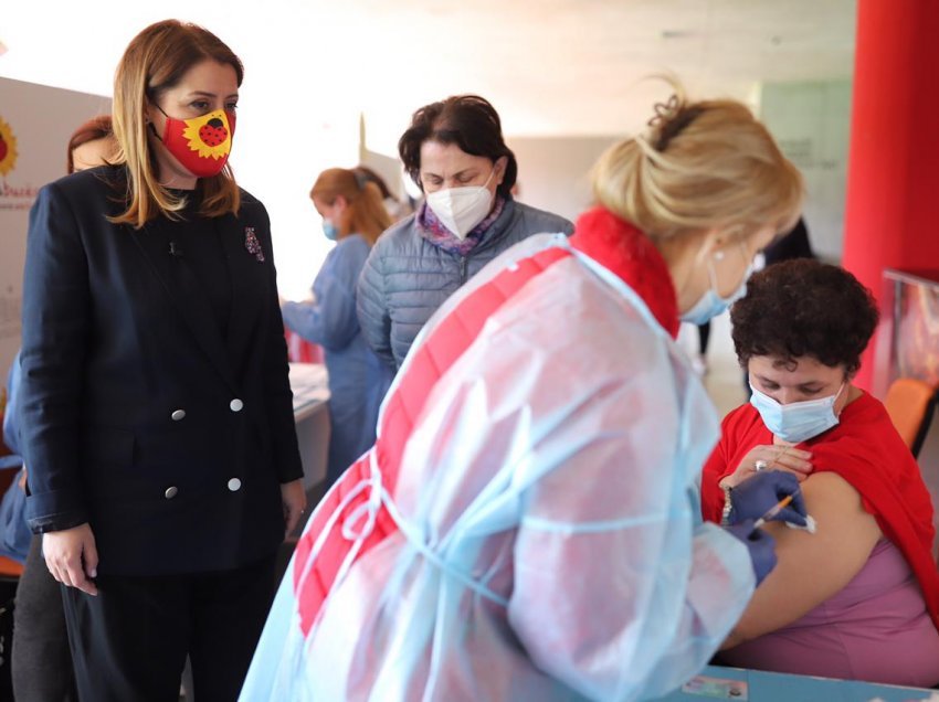 Manastirliu ndjek procesin në Stadiumin ‘Air Albania’: Këtë javë përfundojmë vaksinimin e arsimtarëve