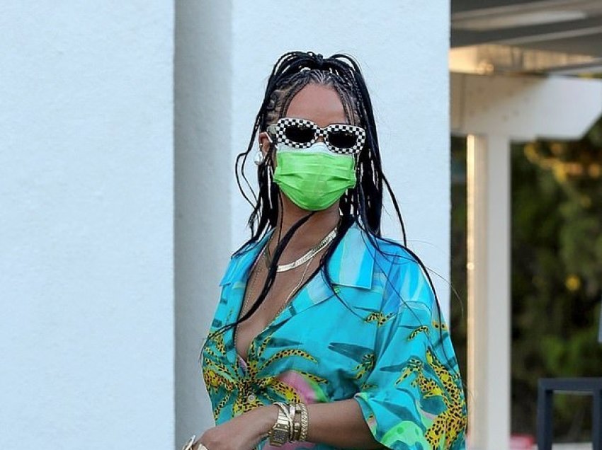 Rihanna me veshje verore shumëngjyrëshe del për blerje në Los Angeles
