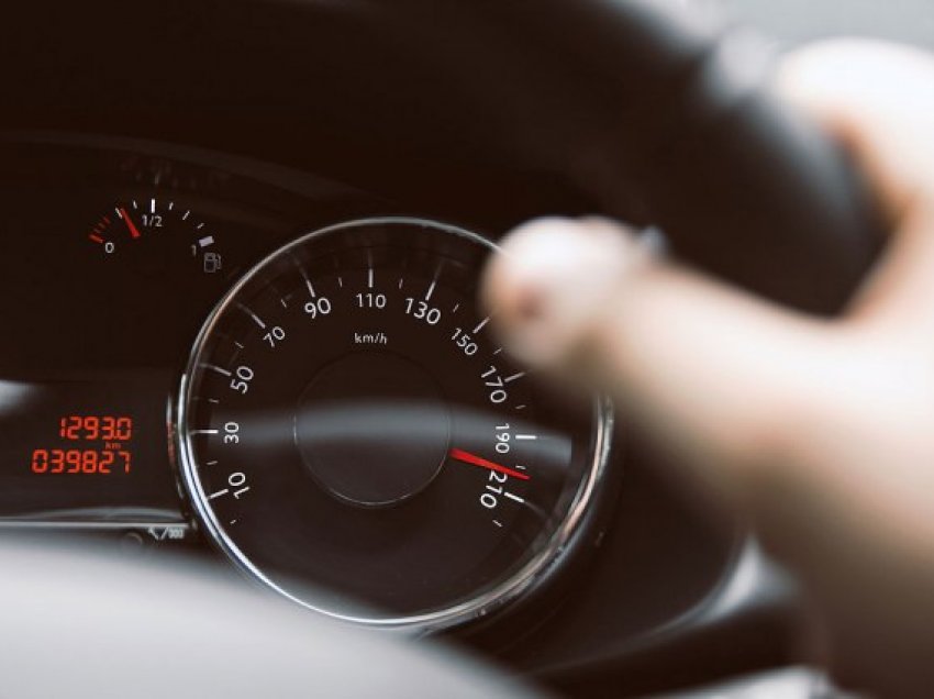 Prodhuesit e makinave paralajmërojnë të kufizojnë shpejtësinë maksimale të lëvizjes në 180 km/h