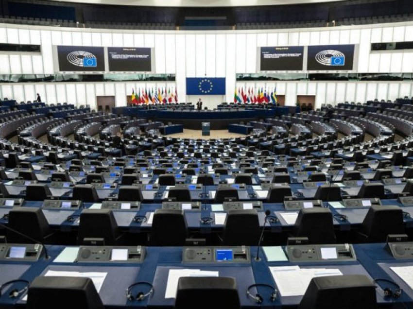 Parlamenti Evropian përkrah Çekinë, i bën thirrje BE-së të dëbojë diplomatët rusë