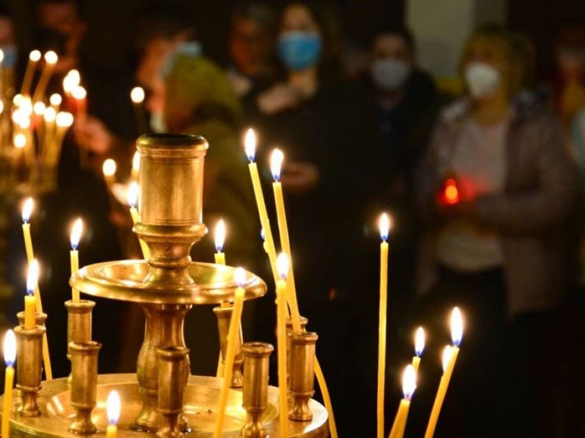 Të krishterët ortodoksë festojnë Pashkët në pandemi
